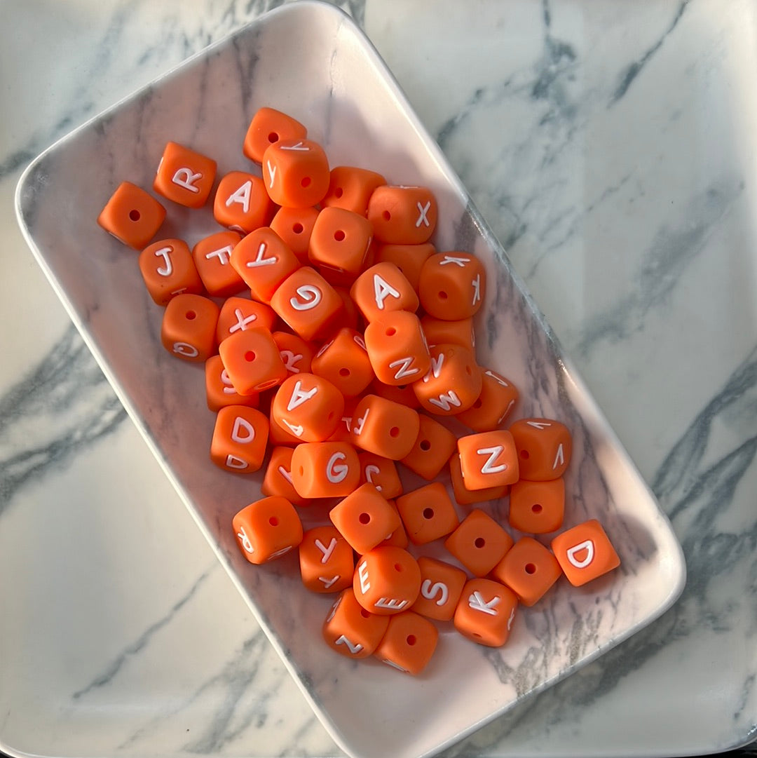 Letra bebé naranja
